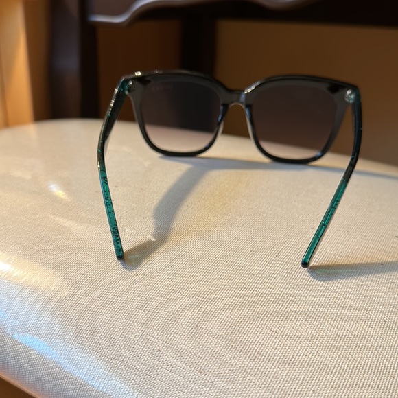 Gucci Sunglasses Brand New Never Worn Made inItaly it doesn’t come with the box - Picture 3 of 4